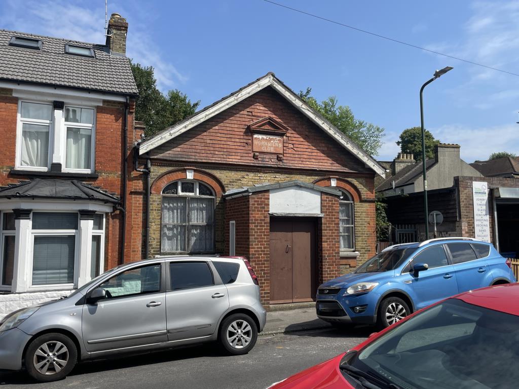 Lot: 72 - VICTORIAN MEMORIAL HALL WITH POTENTIAL - Front view of Memorial Hall